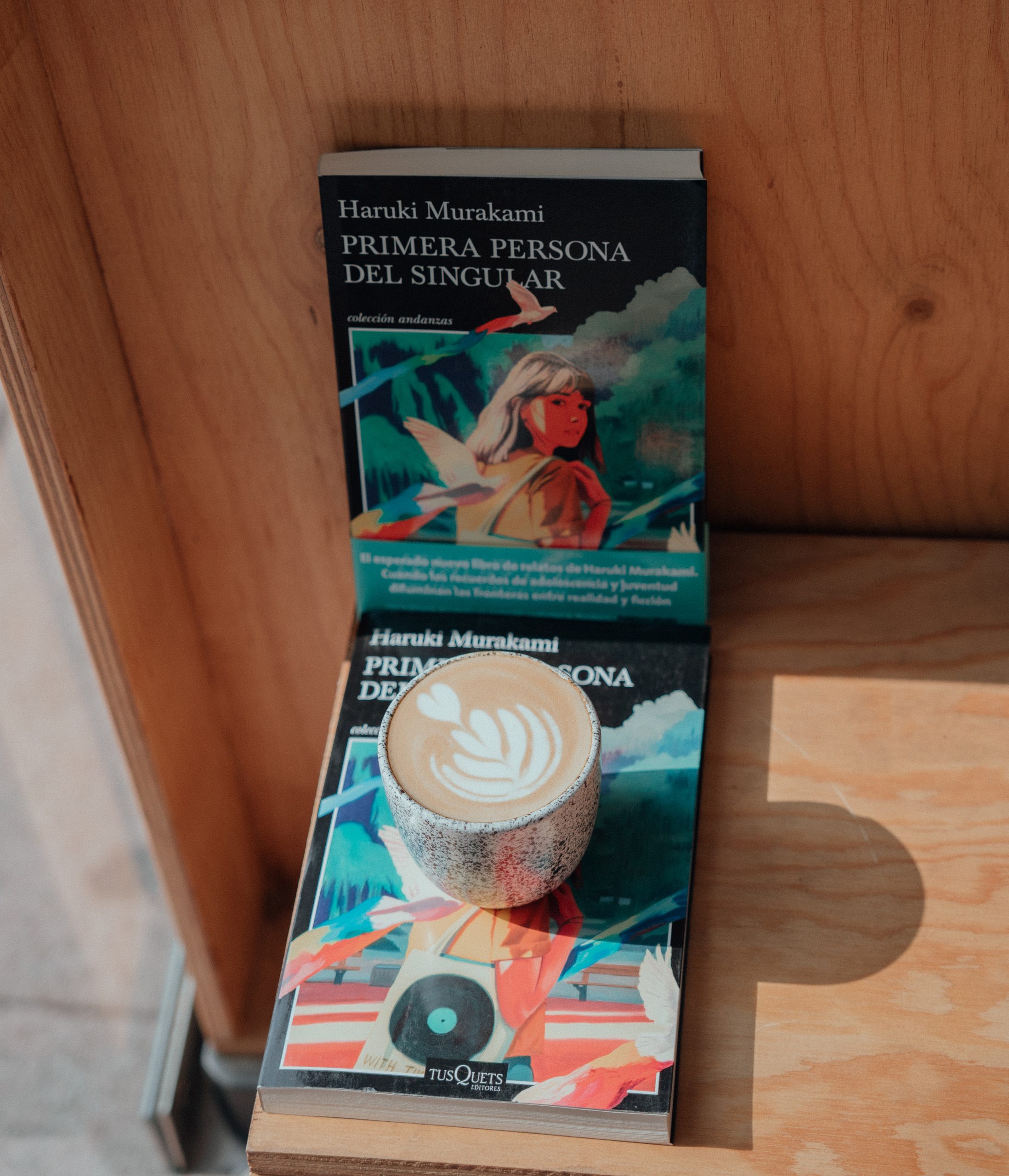 Libros y café con latte art Pink Bourbon