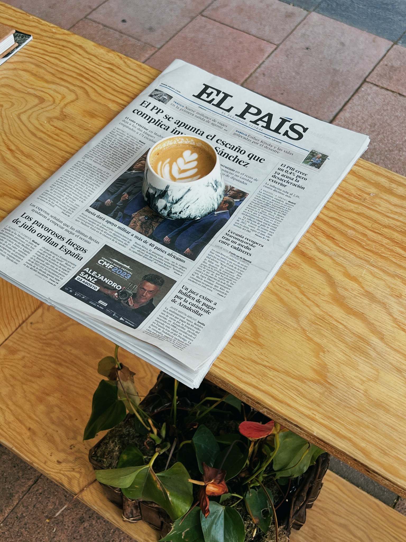 Periódicos y latte art Pink Bourbon